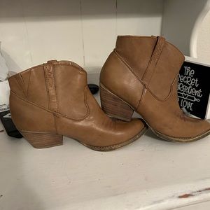 Very Volatile sz 6 western booties, caramel color. Great condition, hardly worn.